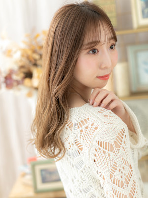 カーキベージュ外国人風小顔グラマラスロング　ニュアンスカラー