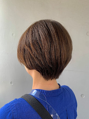 〈木賀　絵莉子〉オリーブベージュ×ショート