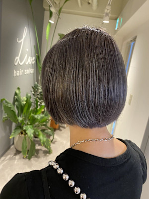 ホワイトグレージュの艶ボブ　［久米川美容室］