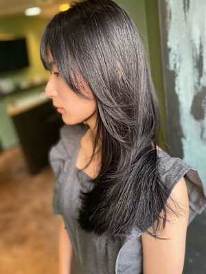 顔周りレイヤード暗髪グレージュツヤ感カラー