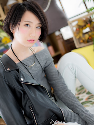 アシンメトリー黒髪耳かけミニボブショート　斜めバング