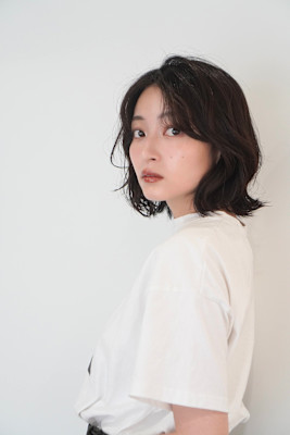 大人かわいいくびれミディ