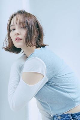 切りっぱなしボブ　ふんわりミディアム　ミルクティベージュ