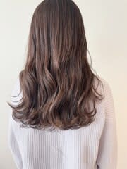 コーラルピンクでツヤ感アップ