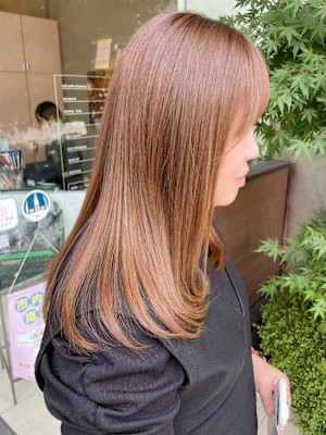 ベージュストレートロング大人可愛い艶カラー