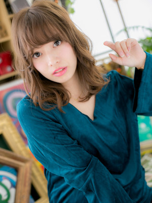 ハイライトカラー小顔外国人風くびれミディ　アッシュオリーブ