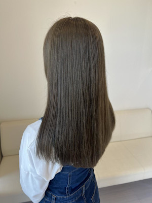 透明感のあるカーキブラウン