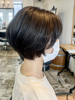くせ毛のショートヘア〈ARCH Sayaka〉