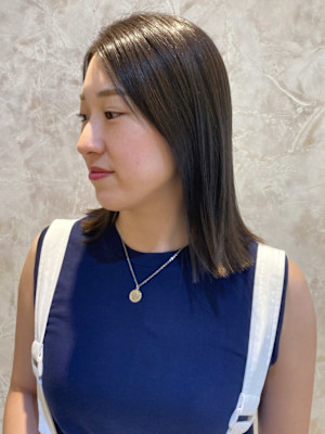 オリーブグレージュ　暗髪ヘア　外ハネレイヤーミディアム