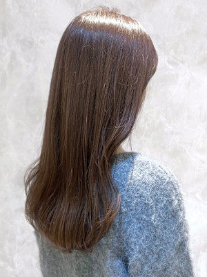 くすみベージュ　セミロング　ゆる巻き　透明感カラー