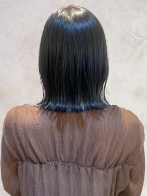 アッシュグレー　ダークトーン　外ハネミディアム　暗髪