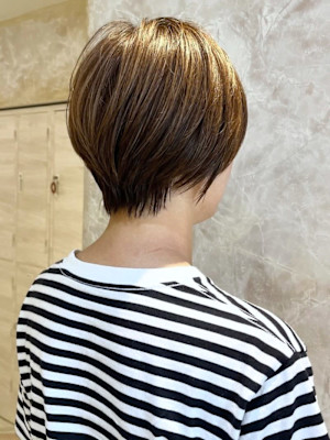 大人マッシュショート　ハンサムショート　ベージュカラー