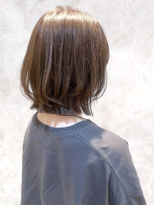 切りっぱなしくびれボブ　レイヤー　アッシュベージュ　外ハネ