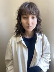 大きめのウェーブのパーマスタイル