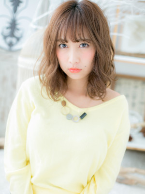 大人可愛い外国人風ハイライトエアリーミディ　アッシュオリーブ