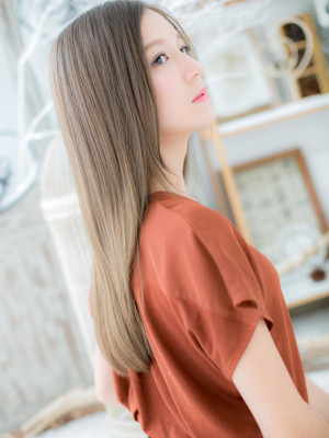 大人可愛い透け感ツヤ髪小顔アッシュベージュ　レイヤーロング