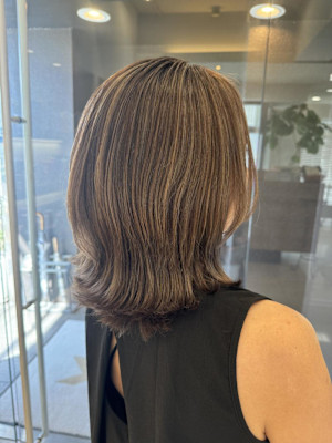 大人女性の白髪ぼかしハイライト