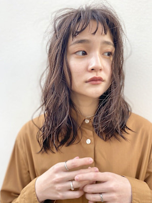 クセ風ウェーブのミディアムボブ