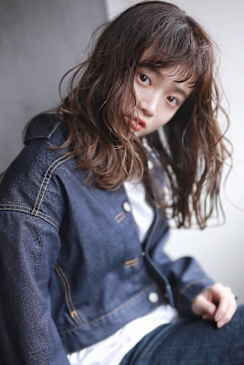 ショートバングと立体感のある無造作ウェーブ