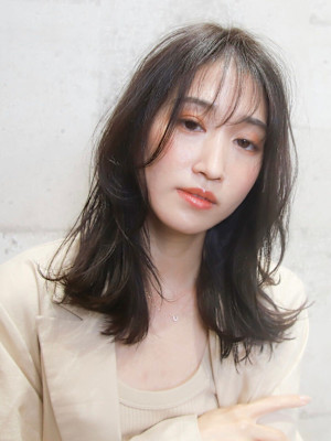 黒髪　グレージュ　ミディアムレイヤー　前髪