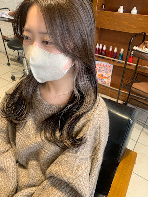 ベージュイヤリングカラー