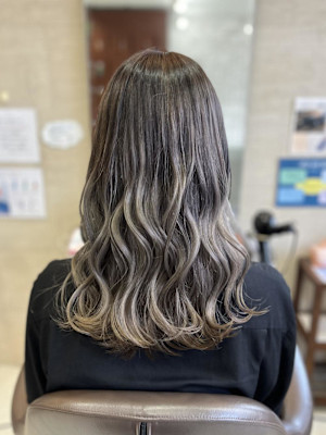 透明感シルバーアッシュグレージュカラー