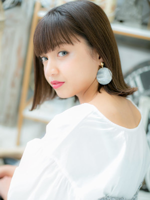 切りっぱなしが大人かわいい★外ハネ前下がりボブグレーベージュ