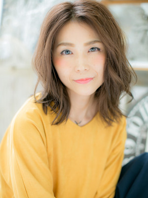 大人かわいい小顔センターパート波巻きミディ　アッシュオリーブ