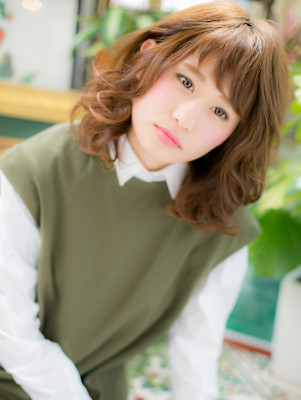 斜めバングでガーリーなふわミディ　アースカラー