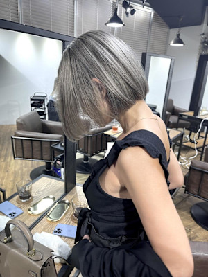 外国人風バレイヤージュ　ハイライトカラー　アッシュベージュ