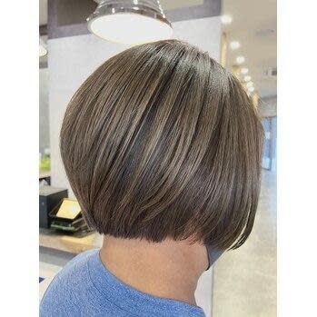 白髪も綺麗なアッシュグレーカラー