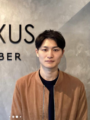 ナチュラルな質感で整う韓国風センターパート<理容室>