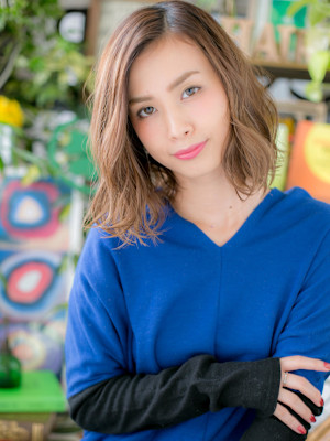 抜け感アシンメトリーくせ毛風波巻きウェーブ　ニュアンスカラー