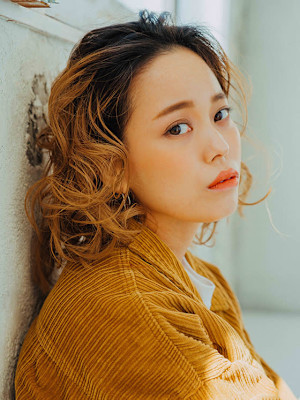 外国人風ミディアムスパイラルカール