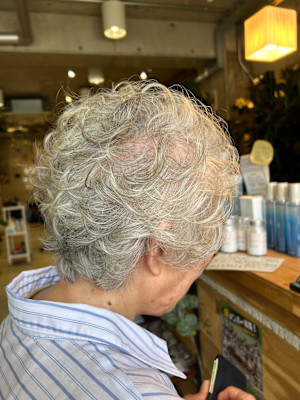 グレーヘアのカールスタイル