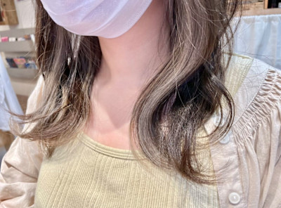 ベージュ系のナチュラルイヤリングカラー