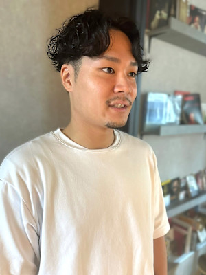 波巻きパーマ　センターパート　ツーブロック　メンズパーマ