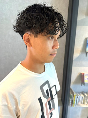 ツイストスパイラルパーマ　刈り上げ　メンズショート　束感