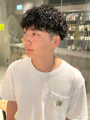 ツイストスパイラルパーマ　刈り上げ　ツーブロック　束感　黒髪