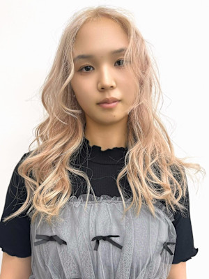 ミルクティーベージュ　巻き髪ロングヘア　前髪なし　ブリーチ