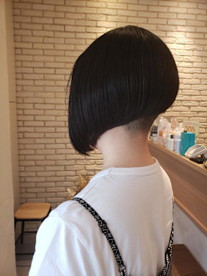 ツーブロック　前下がりボブ　個性的