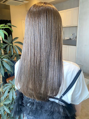 オリーブベージュ　透明感カラー　くすみベージュ　セミロング