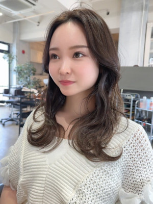 くびれレイヤースタイル　セミロング　韓国風　ミルクティー