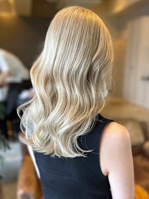 ホワイトベージュ　外国人風カラー　ケアブリーチ　セミロング