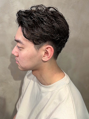 アップバング　ナチュラルパーマ　束感　ツーブロックショート