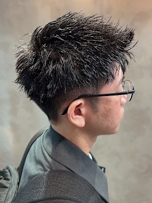 ビジネスショート　アップバング　刈り上げツーブロック　束感