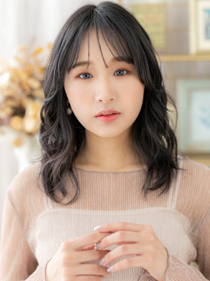 大人ガーリーゆるふわミディグレージュカラー　ニュアンスカラー