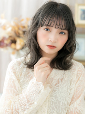 大人かわいい暗髪ミディアムレイヤーウルフ　パープルブラック