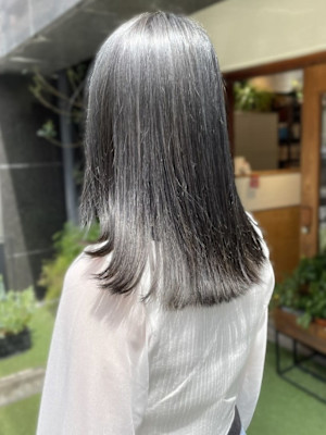 アッシュグレーカラー　ストレート　外ハネ　髪質改善　艶カラー