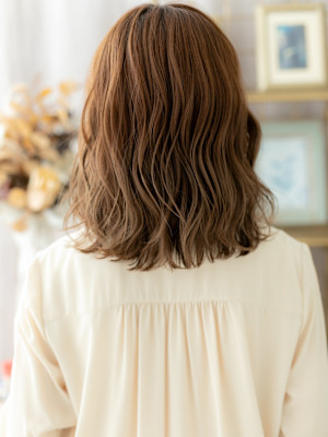 くせ毛風ウェットヘアゆるふわハイライト　ピンクベージュ